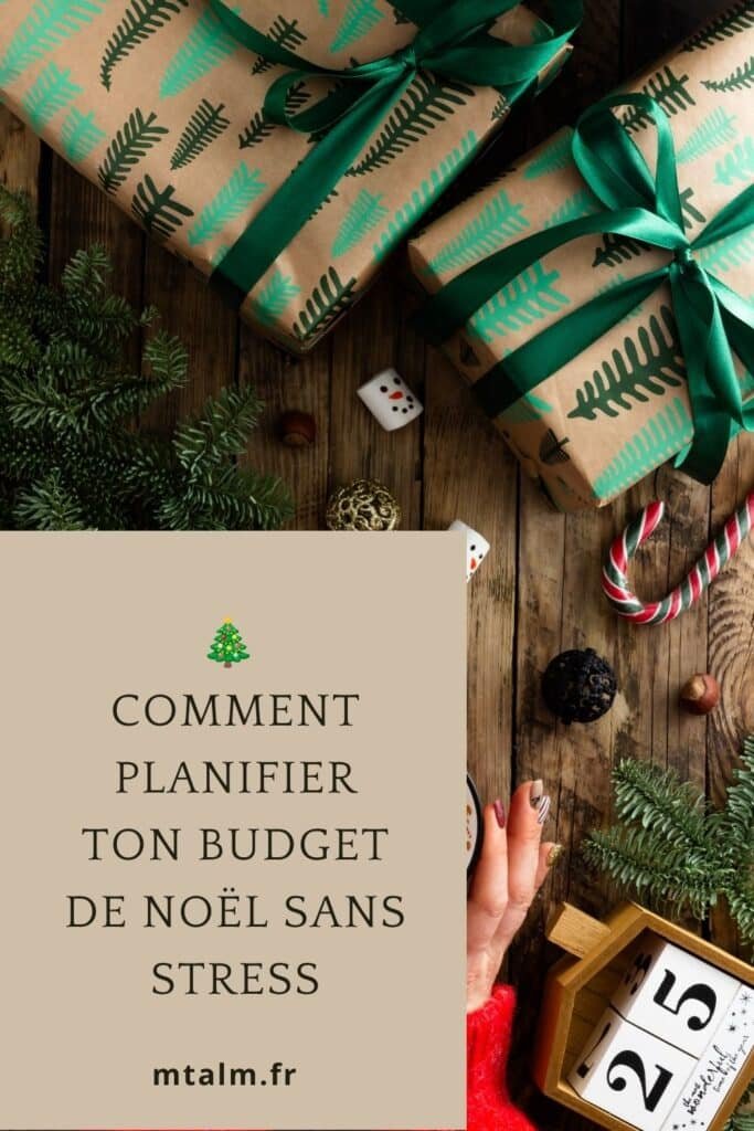 Cadeaux emballés de papier kraft et de rubans verts, sucre d’orge et calendrier du 25 décembre, avec le titre « Comment planifier ton budget de Noël sans stress »